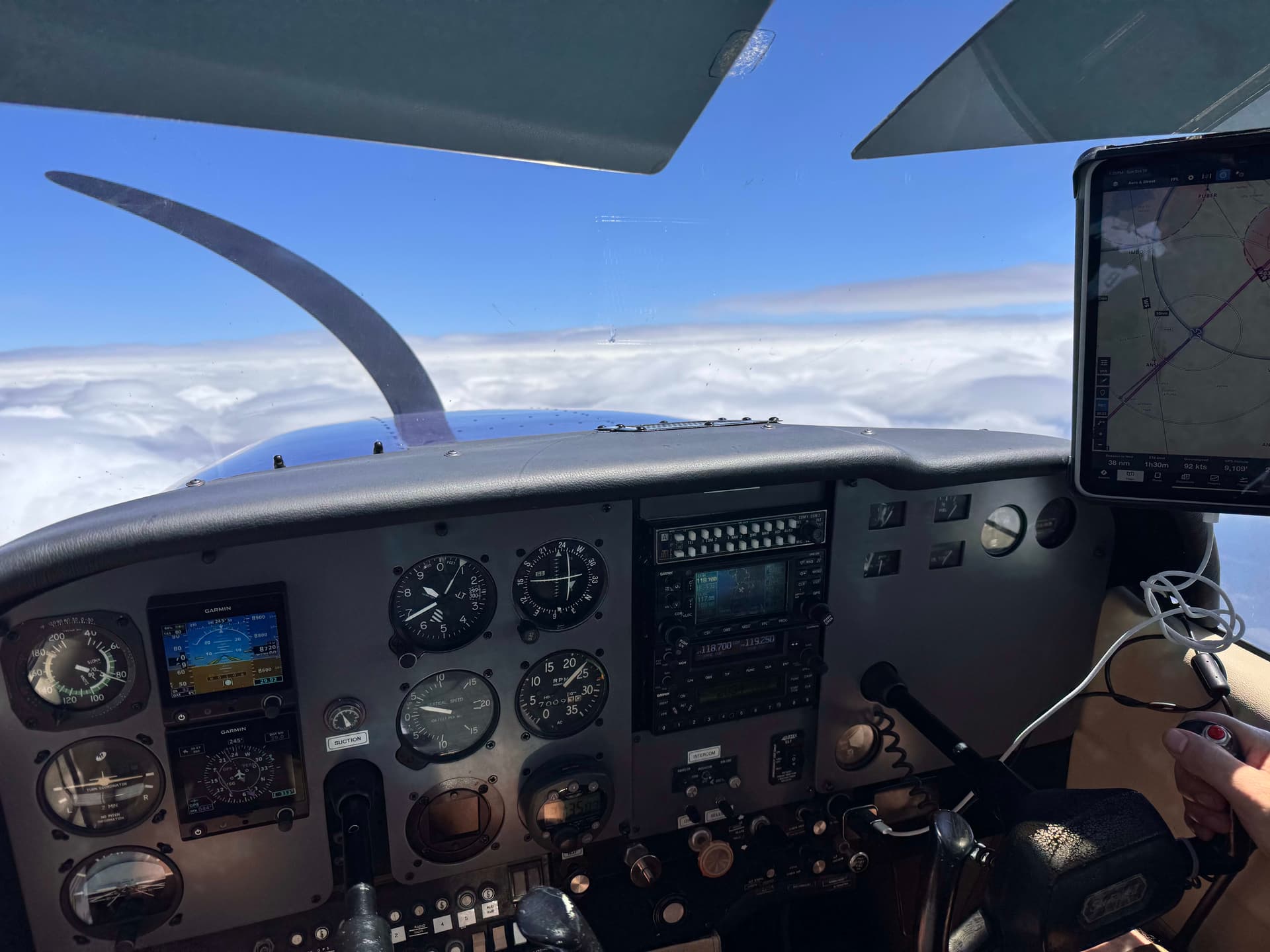 Cliente sonriendo en cabina